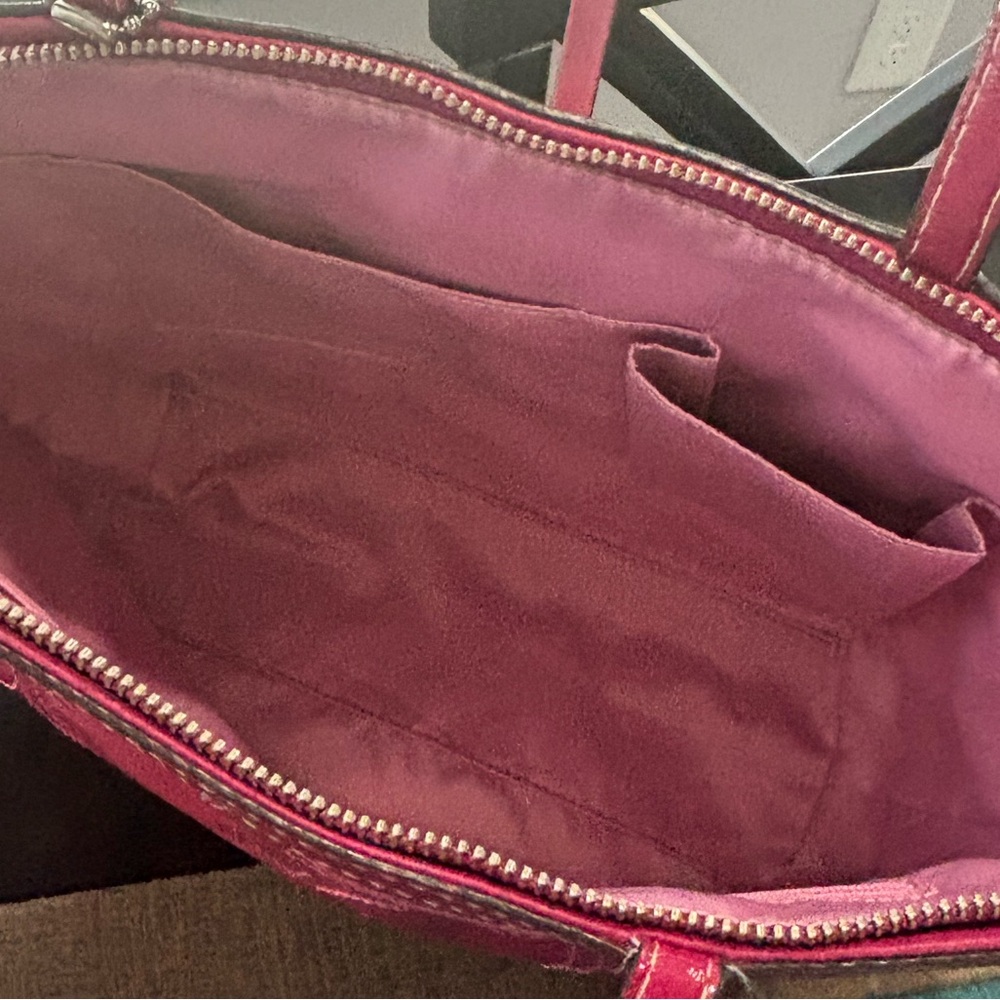 โจ COACH Berry Pink Signature Patent Leather Tote - Iconic stitched "C" pattern - Picture 14 of 16